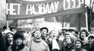 O banner pode ser lido "Não ao fim da URSS"